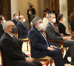 Sus Majestades los Reyes en primera fila de asientos acompañados por el ministro de Cultura y Deporte, la presidenta del Consejo Superior de Deportes,