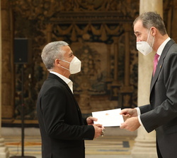 Su Majestad el Rey entrega el Premio Rey Felipe ex aequo al padre del snowboard Regino Hernández 