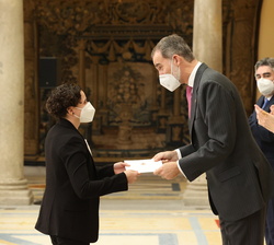Su Majestad el Rey entrega el Premio Rey Juan Carlos a la piloto de motociclismo Ana Carrasco