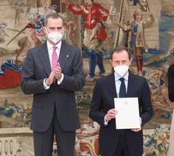 Sus Majestades los Reyes junto a Emilio Butragueño director de relaciones institucionales del Real Madrid