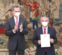 Sus Majestades los Reyes junto a José Luis Quintana alcalde de Don Benito