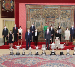 Fotografía de grupo de Sus Majestades los Reyes con los galardonados por los Premios Nacionales del Deporte 2018