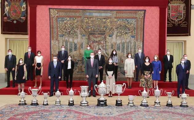 Fotografía de grupo de Sus Majestades los Reyes con los galardonados por los Premios Nacionales del Deporte 2018
