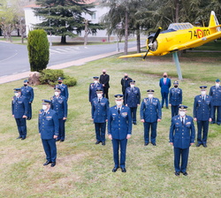 Su Majestad el Rey en la fotografía de grupo con las autoridades militares, junto al avión ornamental T-6
