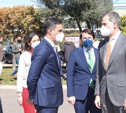 Su Majestad el Rey, acompañado por el presidente del Gobierno, presidente de la Junta de Castilla y León y ministra de Industria, Turismo y Comercio, 