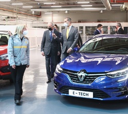 Su Majestad el Rey durante su visita a la Factoria de Renault, en Palencia, conversa con el presidente de la Alianza Renault-Nissan-Mitsubishi y presi
