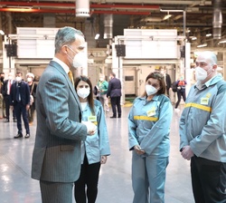 Su Majestad el Rey charla con un grupo de trabajadores de Renault