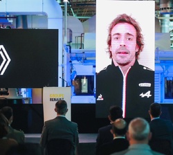 Don Felipe durante la proyección de un vídeo del piloto de Fórmula 1, Fernando Alonso