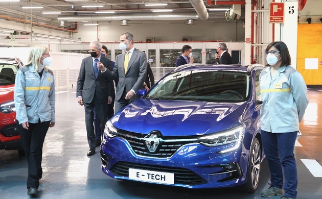 Su Majestad el Rey durante su visita a la Factoria de Renault, en Palencia, conversa con el presidente de la Alianza Renault-Nissan-Mitsubishi y presi