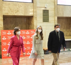 La Princesa de Asturias accede al interior de la sede del Instituto Cervantes acompañada de la vicepresidenta primera del Gobierno y ministra de la Pr