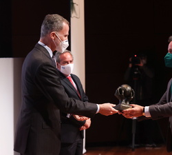 Su Majestad el Rey entrega el premio "Pyme Desarrollo Internacional" a Genera Games; recoge el premio el consejero delegado, Enrique Tapias