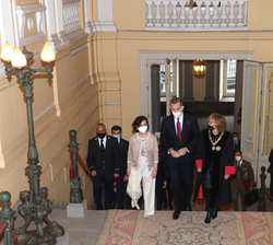 Su Majestad el Rey acompañado por la vicepresidente primera del Gobierno y ministra de la Presidencia, Relaciones con las Cortes y Memoria Democrática