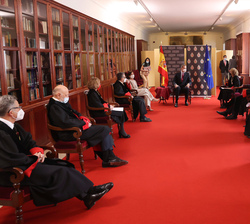 Su Majestad el Rey durante el encuentro con los consejeros permanentes del Consejo de Estado