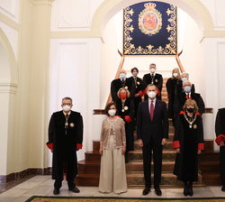 Fotografía de grupo de Su Majestad el Rey junto a las autoridades y los miembros permanentes del Consejo de Estado