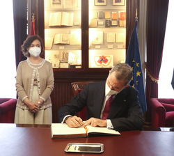 Su Majestad el Rey firma el Libro de Honor del Consejo de Estado