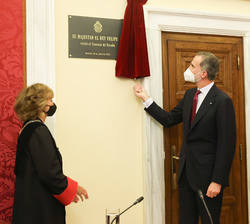 Su Majestad el Rey descubre la placa conmemorativa con motivo de su visita al Consejo de Estado
