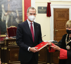 Su Majestad el Rey recibe un ejemplar encuadernado de la Memoria del año 2020 de manos de la presidenta del Consejo de Estado