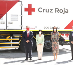 Su Majestad la Reina junto a la ministra de Sanidad, el presidente de la Federación Internacional de la Cruz Roja y la Media Luna Roja y por el presid