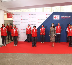 Fotografía de grupo de Su Majestad la Reina con voluntarios de la Cruz Roja Española