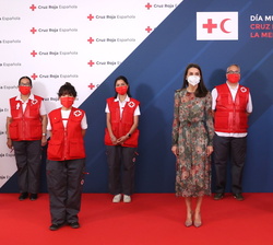 Fotografía de grupo de Su Majestad la Reina con voluntarios de la Cruz Roja Española