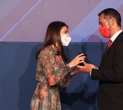 Su Majestad la Reina entrega la Medalla de Oro de Cruz Roja al doctor Pedro Cavadas