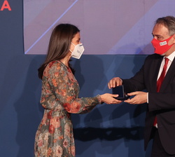 Su Majestad la Reina entrega la Placa de Honor de la Cruz Roja Española al presidente de la Federación Internacional de la Cruz Roja y la Media Luna R