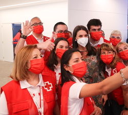 Su Majestad la Reina se fotografía con unos voluntarios de Cruz Roja tras finalizar el acto