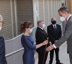 La alcaldesa de Cartagena, Ana Belén Castejón, hace entrega a Su Majestad el Rey del Bastón de Mando de la ciudad