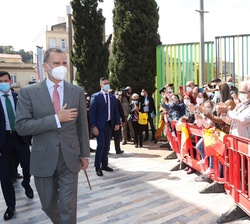Don Felipe recibe el cariño del público a su llegada al Museo Foro Romano Molinete