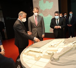 Su Majestad el Rey recibe explicaciones del arquitecto del Museo y director de excavaciones, José Miguel Noguera, sobre una maqueta, de la configuraci