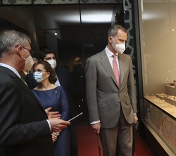 Don Felipe recibe explicaciones del director de excavaciones durante su recorrido por el Museo