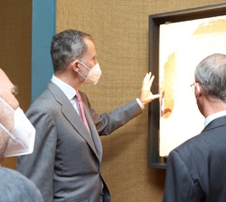 El Rey observa uno de los cuadros expuestos en el Museo durante su recorrido