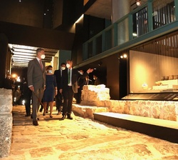 Su Majestad el Rey acompañado por las autoridades asistentes al acto durante su recorrido por el Museo