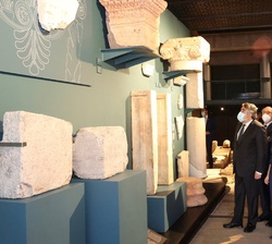 El Rey observa algunos capiteles y columnas que se encuentran en el Museo