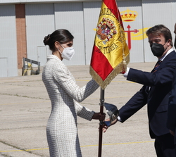 Su Majestad la Reina recibe de manos de los alcaldes de Colmenar Viejo y Tres Cantos el Estandarte donado por ambos municipios