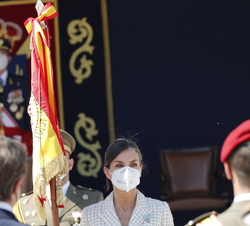 Su Majestad la Reina sostiene la Bandera Nacional en su modalidad de Estandarte de la ACAVIET