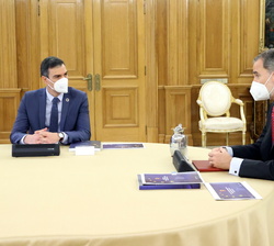 Su Majestad el Rey conversa durante la reunión con el presidente del gobierno, Pedro Sánchez