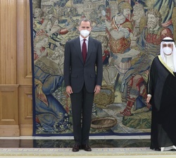 Su Majestad el Rey junto al ministro de Asuntos Exteriores y ministro de Asuntos del Consejo de Ministros del Estado de Kuwait, Sheikh Dr. Ahmad Nasse