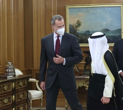 El Rey y el ministro de Asuntos Exteriores y ministro de Asuntos del Consejo de Ministros del Estado de Kuwait se dirigen al despacho de Don Felipe