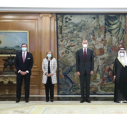 Su Majestad el Rey junto a las delegaciones española y kuwaití