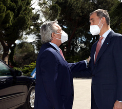 Su Majestad el Rey recibe el saludo del presidente de la Nación Argentina, Sr. Alberto Fernández