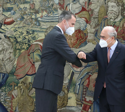 Su Majestad el Rey recibe el saludo del secretario general de la Organización para la Cooperación y el Desarrollo Económicos, Ángel Gurría