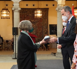 Don Felipe entrega el Premio Nacional de Investigación "Ramón Menéndez Pidal" en el área de Humanidades a Sususana Elena Narotzy