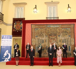 Fotografía de Grupo de los galardonados en los Premios Nacionales de Investigación 2020 junto a Sus Majestades los Reyes y el ministro de Ciencia e In