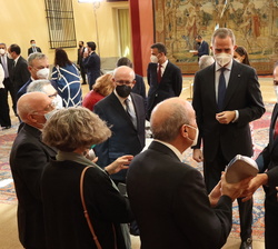 Su Majestad el Rey acompañado del ministro de Ciencia e Innovación en un breve encuentro con los galardonados