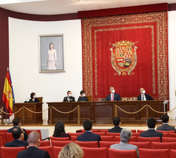 Su Majestad el Rey durante la intervención del secretario de Embajada y número uno de la Promoción, Alejandro Robles