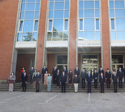 Fotografía de grupo de Su Majestad el Rey con las autoridades y los miembros de la LXXII promoción de la Carrera Diplomática