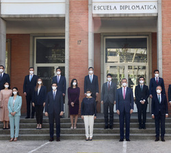 Fotografía de grupo de Su Majestad el Rey con las autoridades y los miembros de la LXXII promoción de la Carrera Diplomática