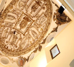Fotografía de grupo bajo la Cúpula de la Inmaculada, construida entre los años 1625 y 1640, y restaurada los pasados 2018 y 2019