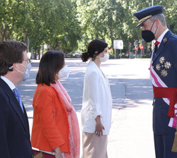 Su Majestad el Rey recibe el saludo de la ministra de Defensa, Margarita Robles